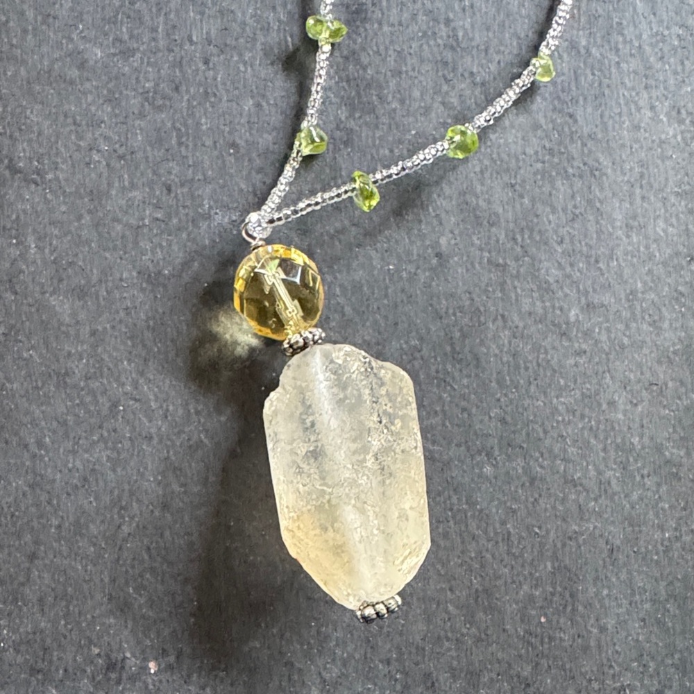 Delicate Green Beaded Necklace with stone Pendant - Picture 3 of 4